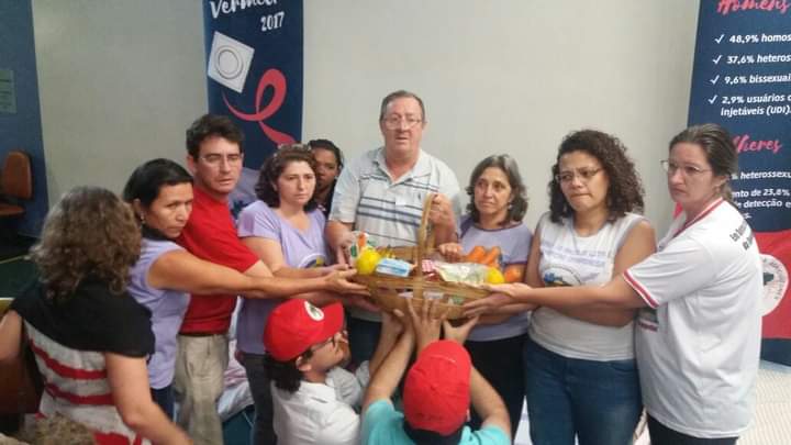 Momento de entrega de cesta alimentar, para preparo de primeira refeição dos grevistas de fome contra a reforma da previdência em 2017, que durou 10 dias.